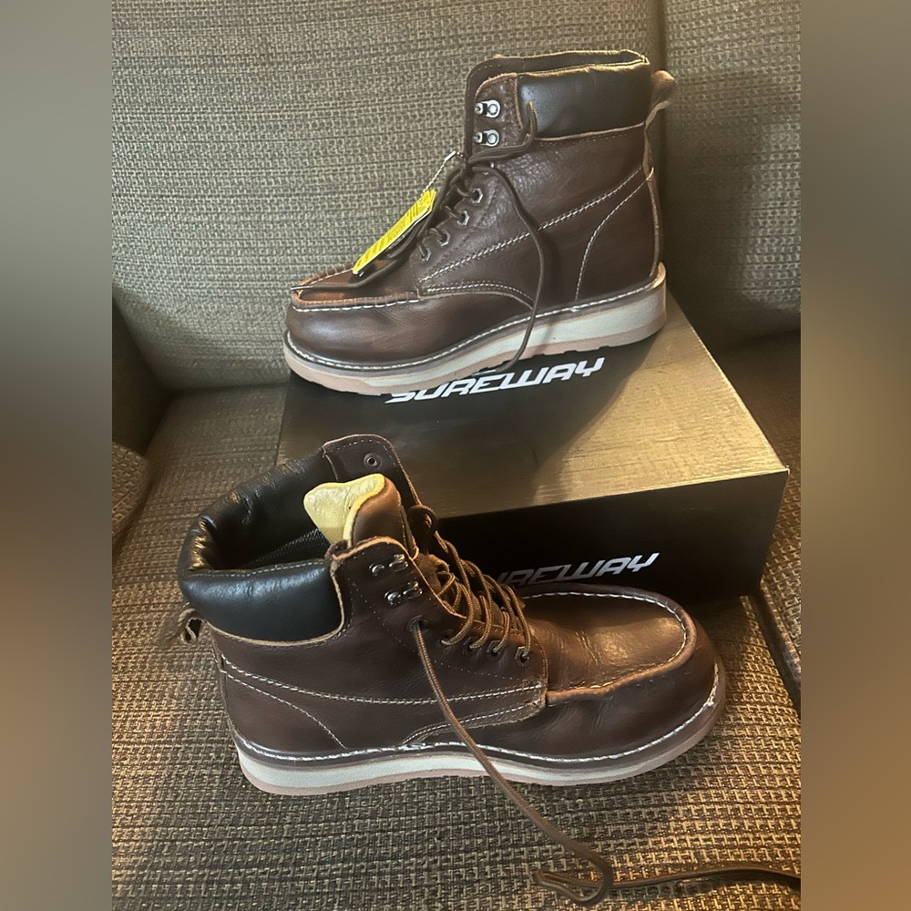 NWT Men’s Size 9 Hiking Boot Sureway